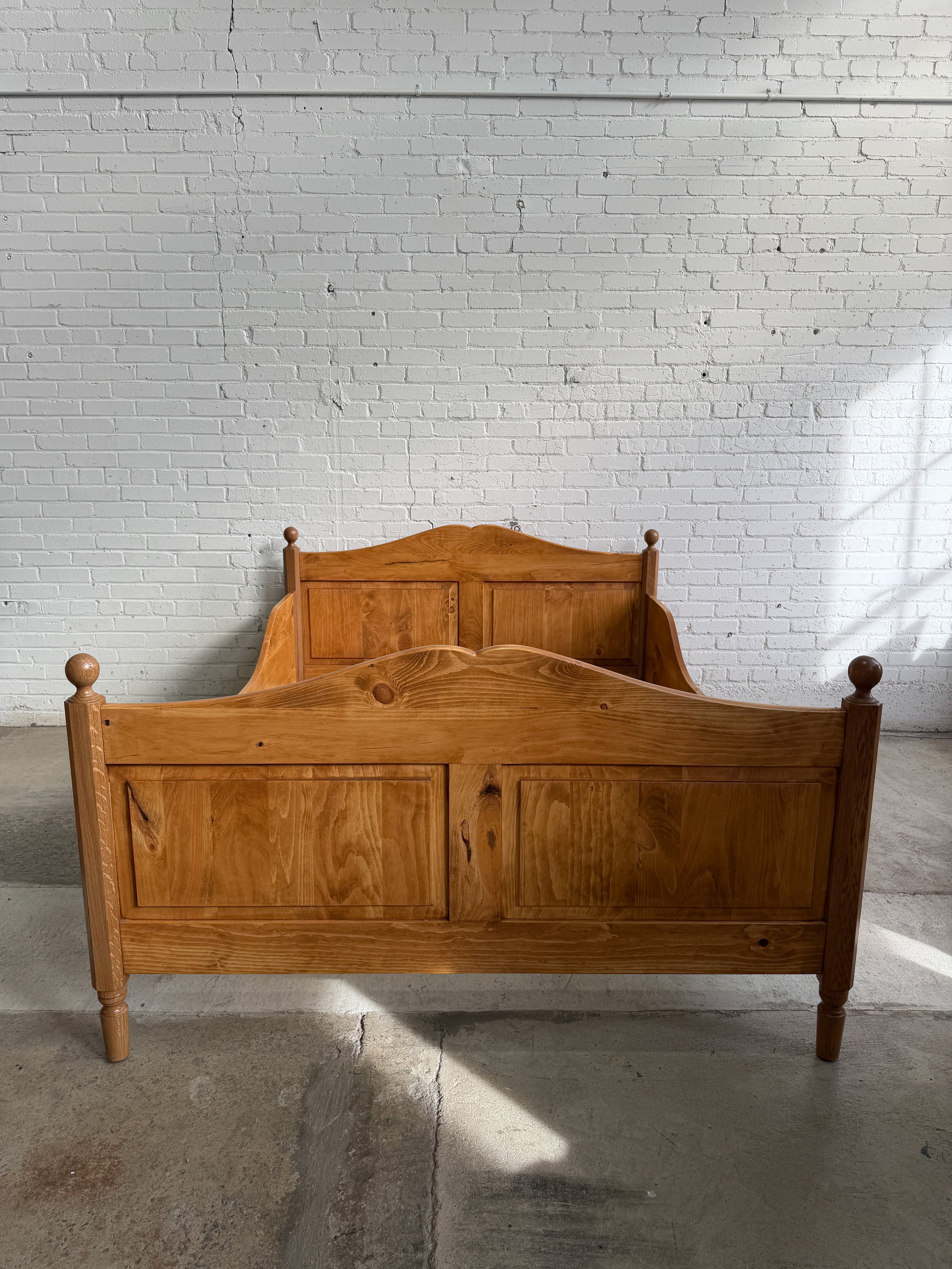 The Knosen Sleigh Bed: Full