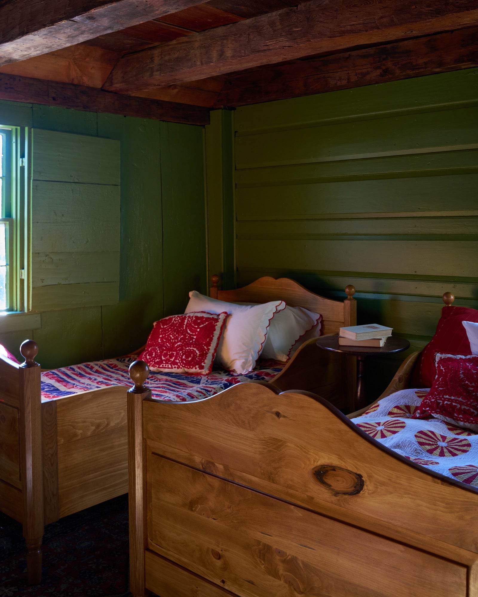 The Knosen Sleigh Bed: Twin