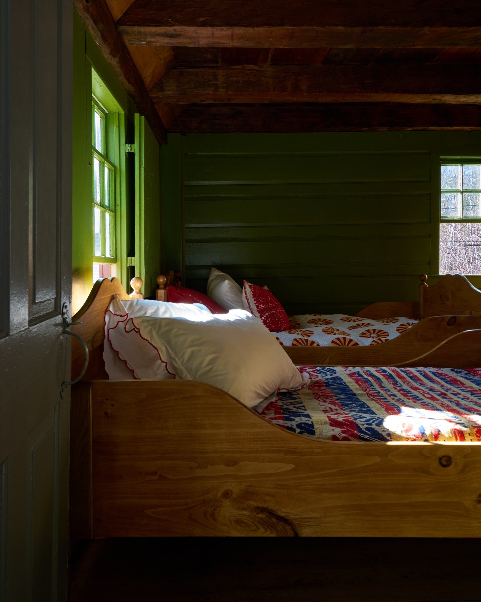 The Knosen Sleigh Bed: Twin