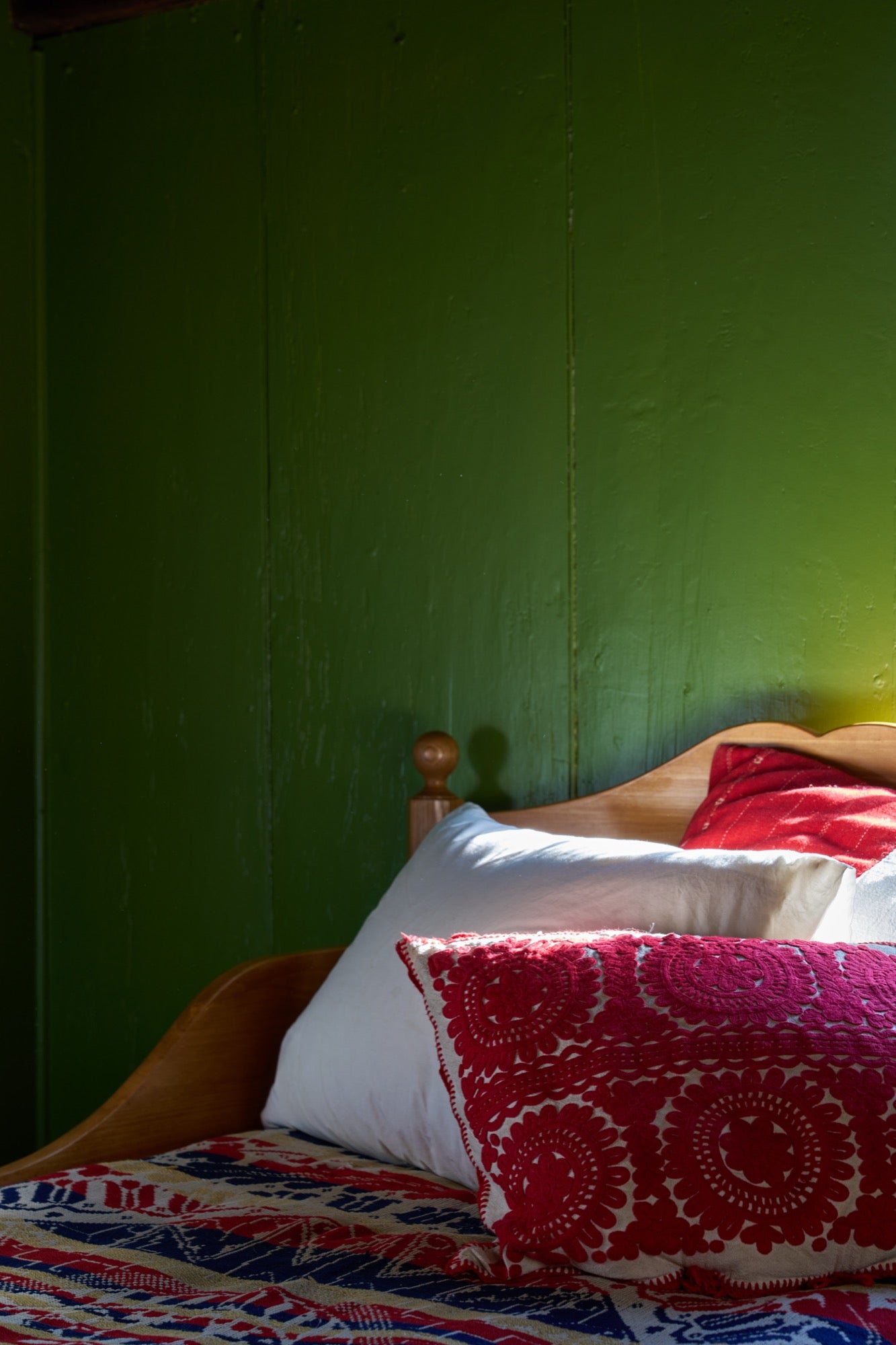 The Knosen Sleigh Bed: Twin