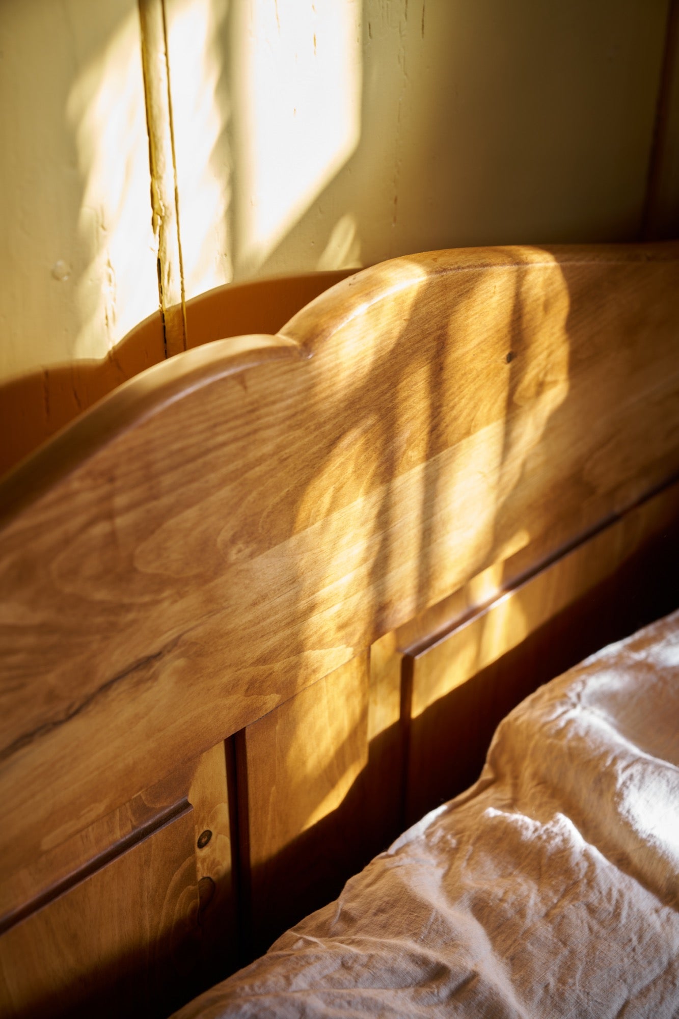 The Knosen Sleigh Bed: Full