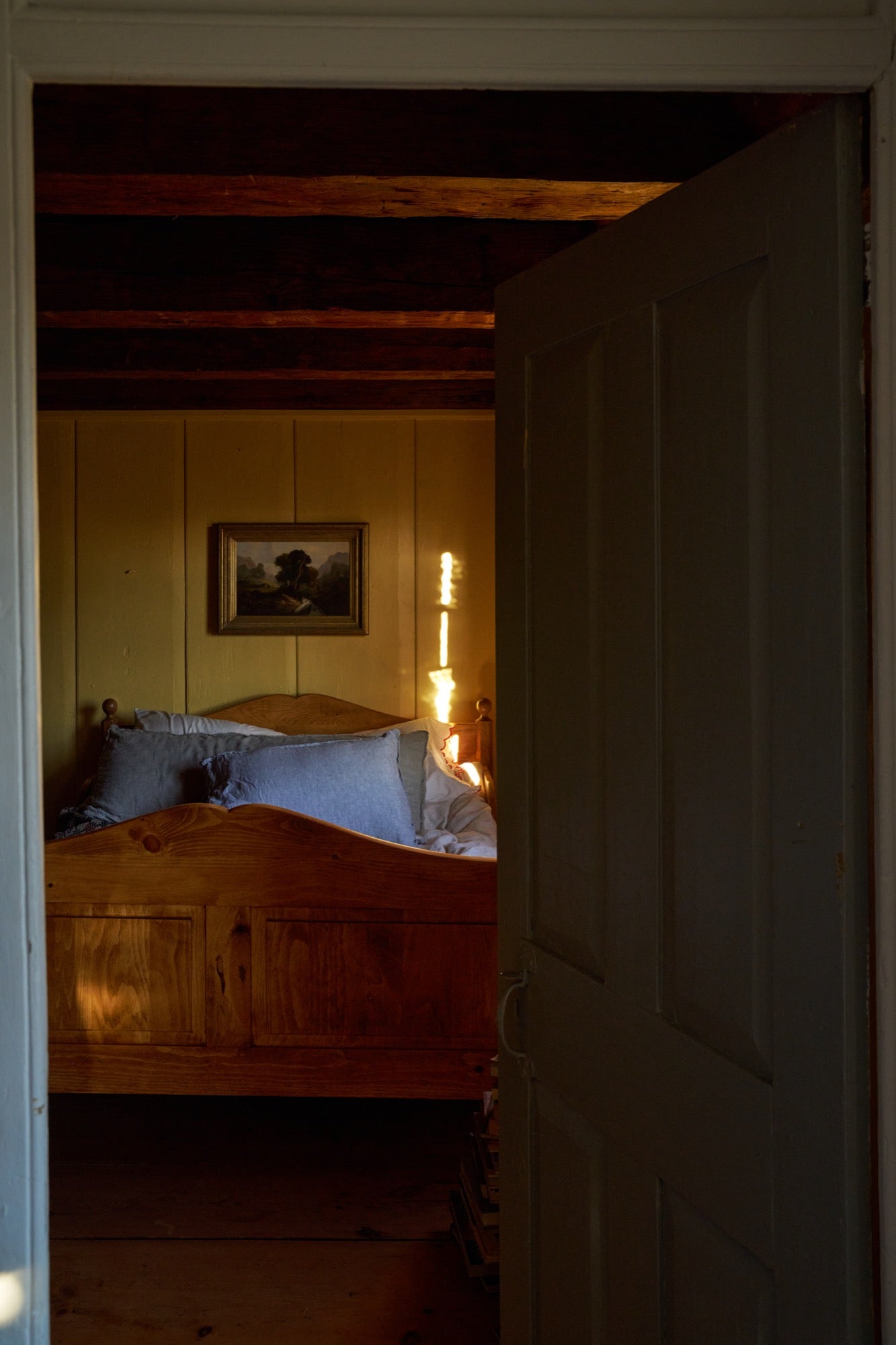 The Knosen Sleigh Bed: Full