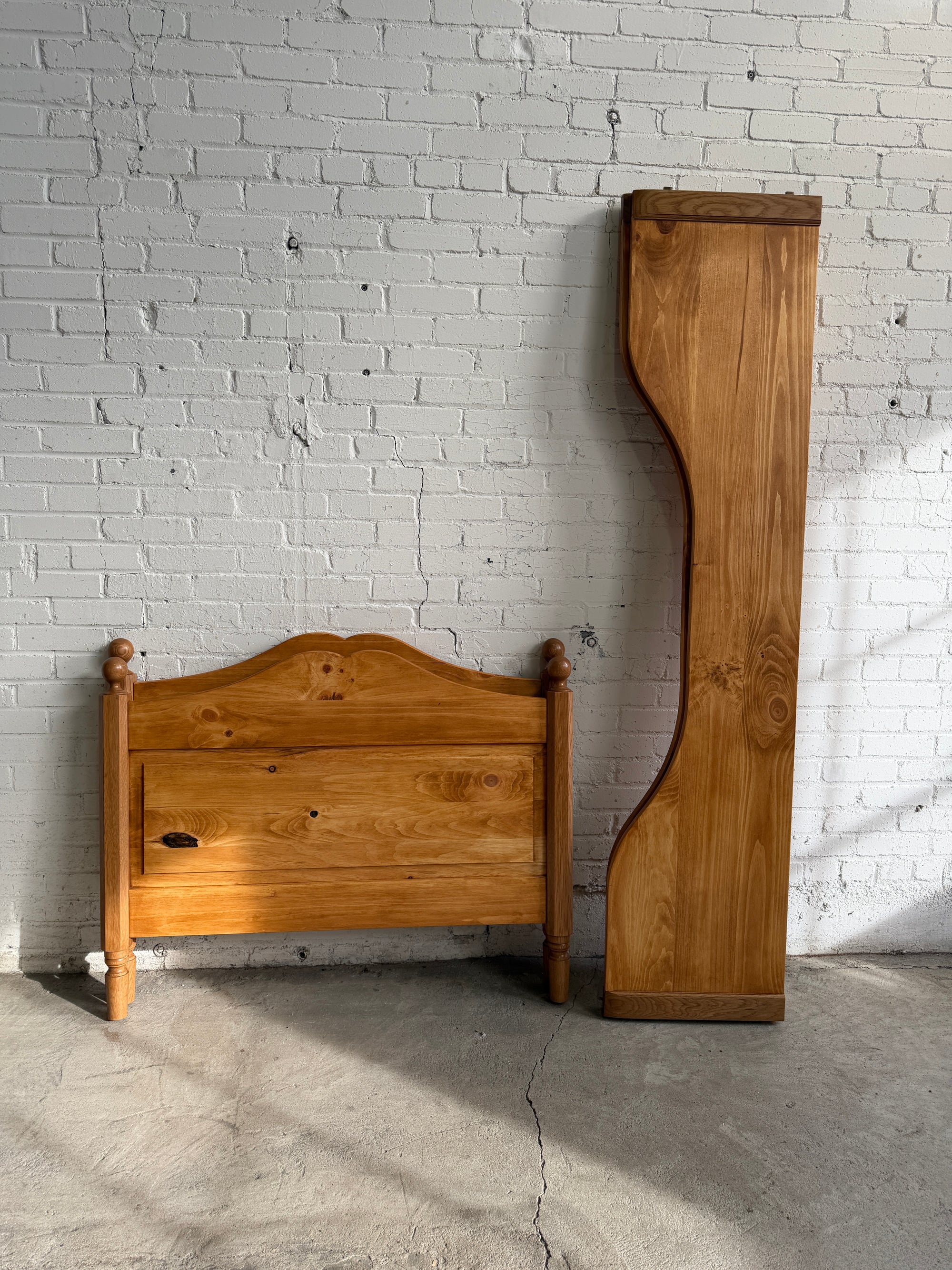 The Knosen Sleigh Bed: Twin