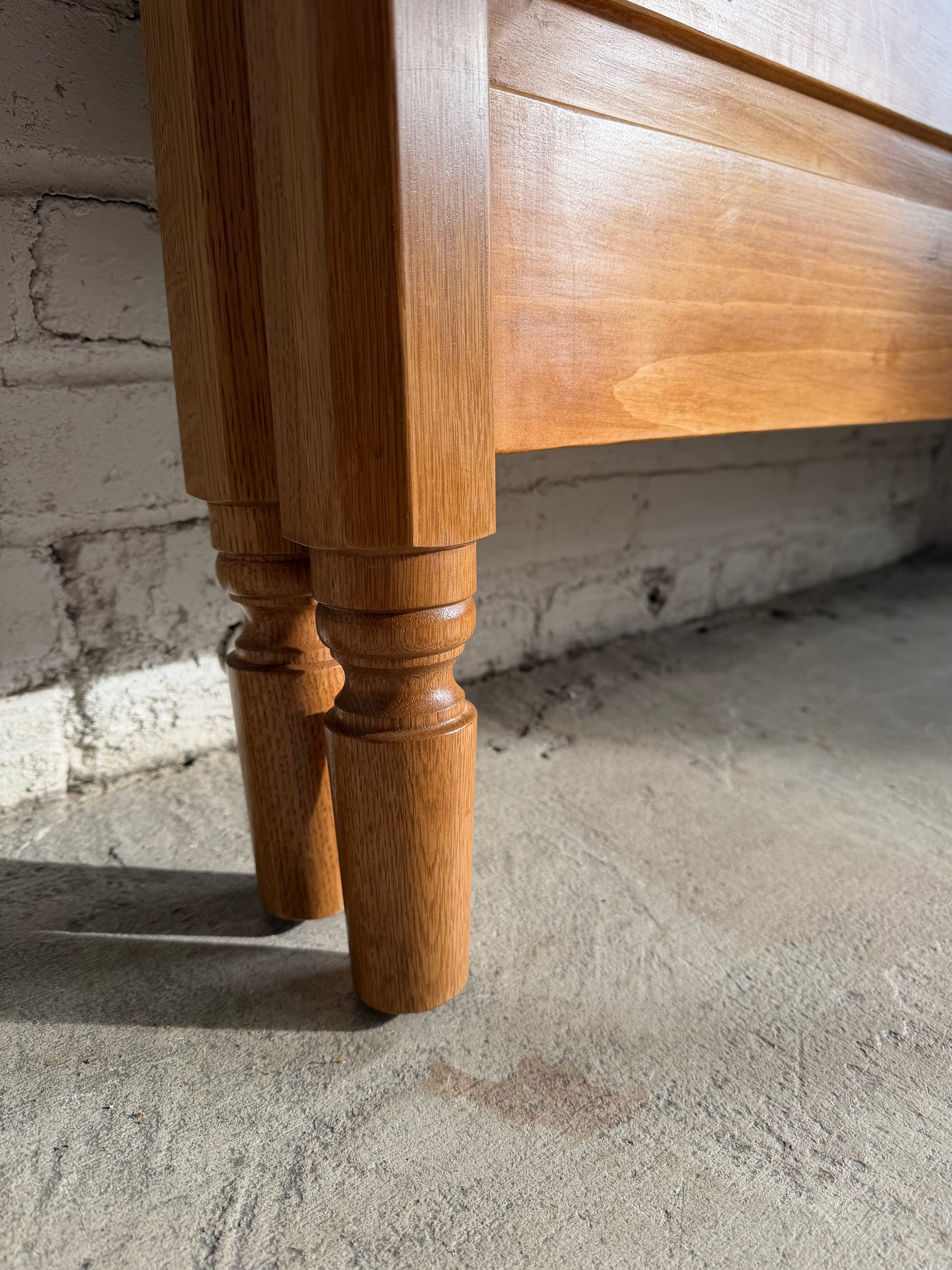 The Knosen Sleigh Bed: Twin