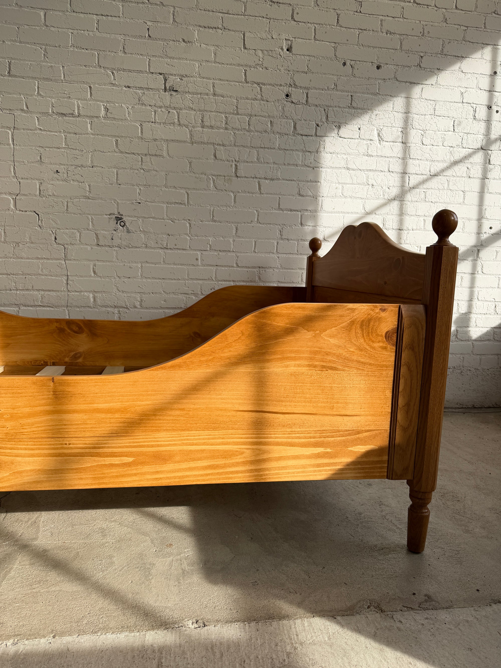 The Knosen Sleigh Bed: Twin