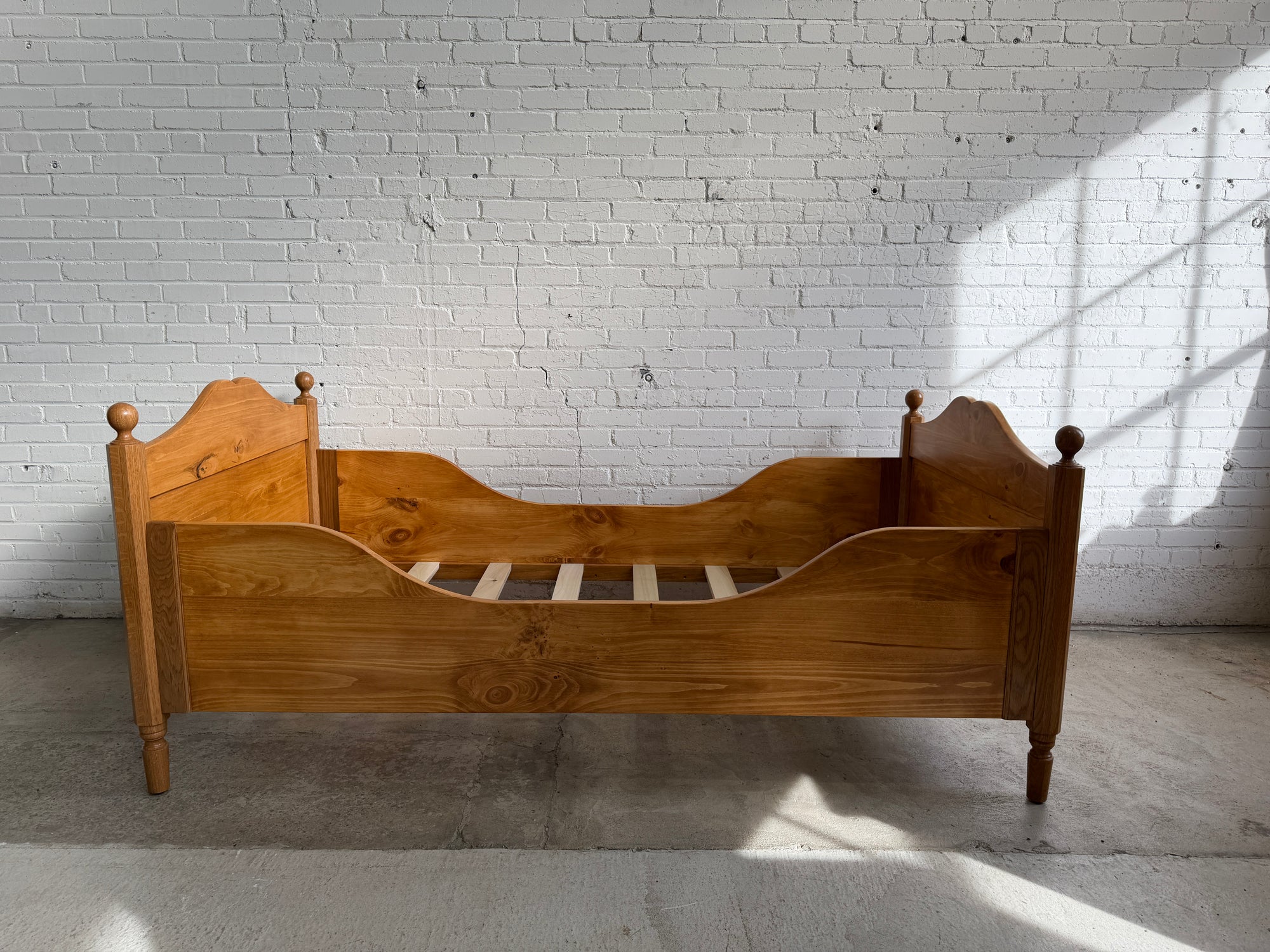 The Knosen Sleigh Bed: Twin