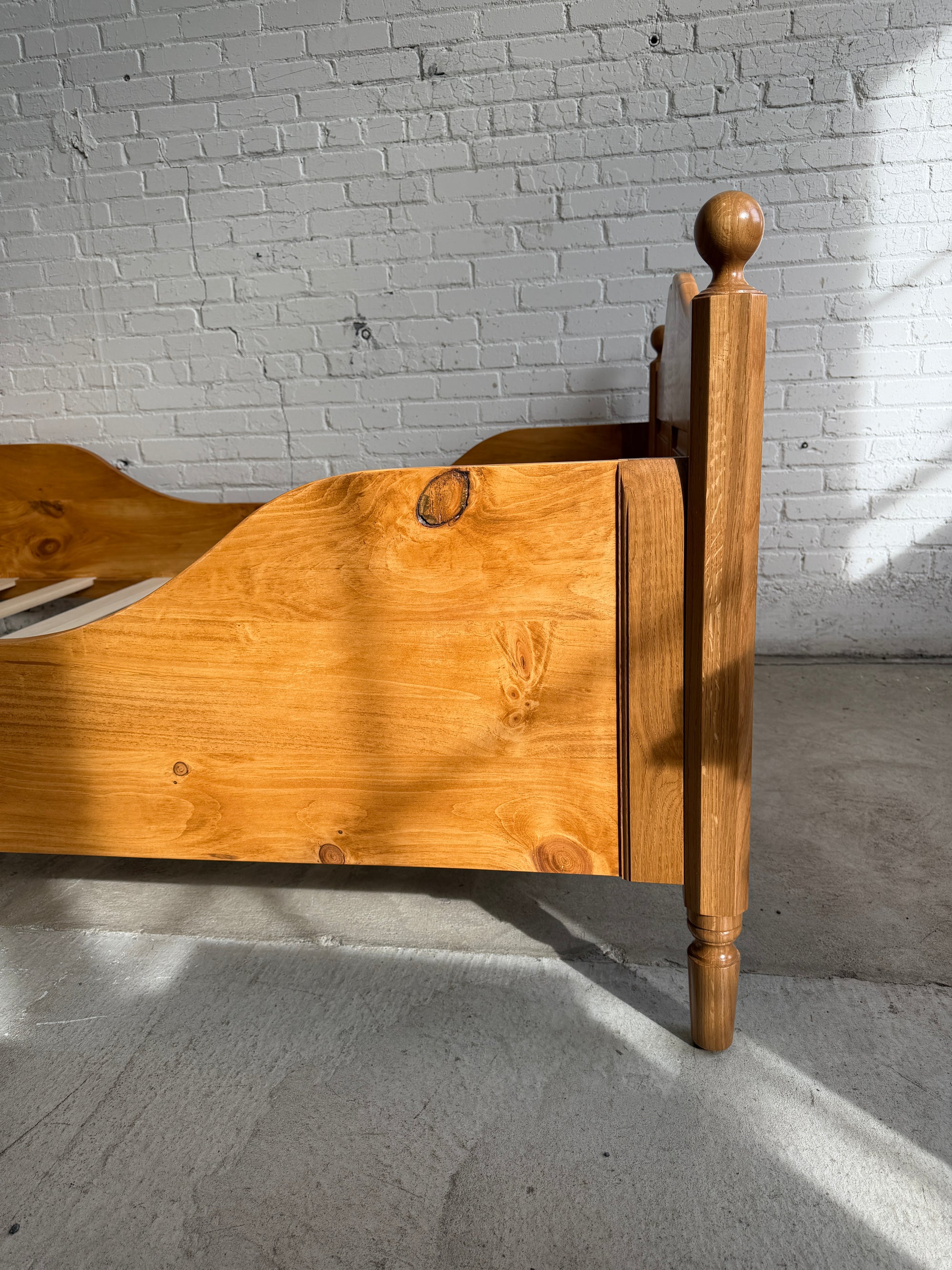 The Knosen Sleigh Bed: Full