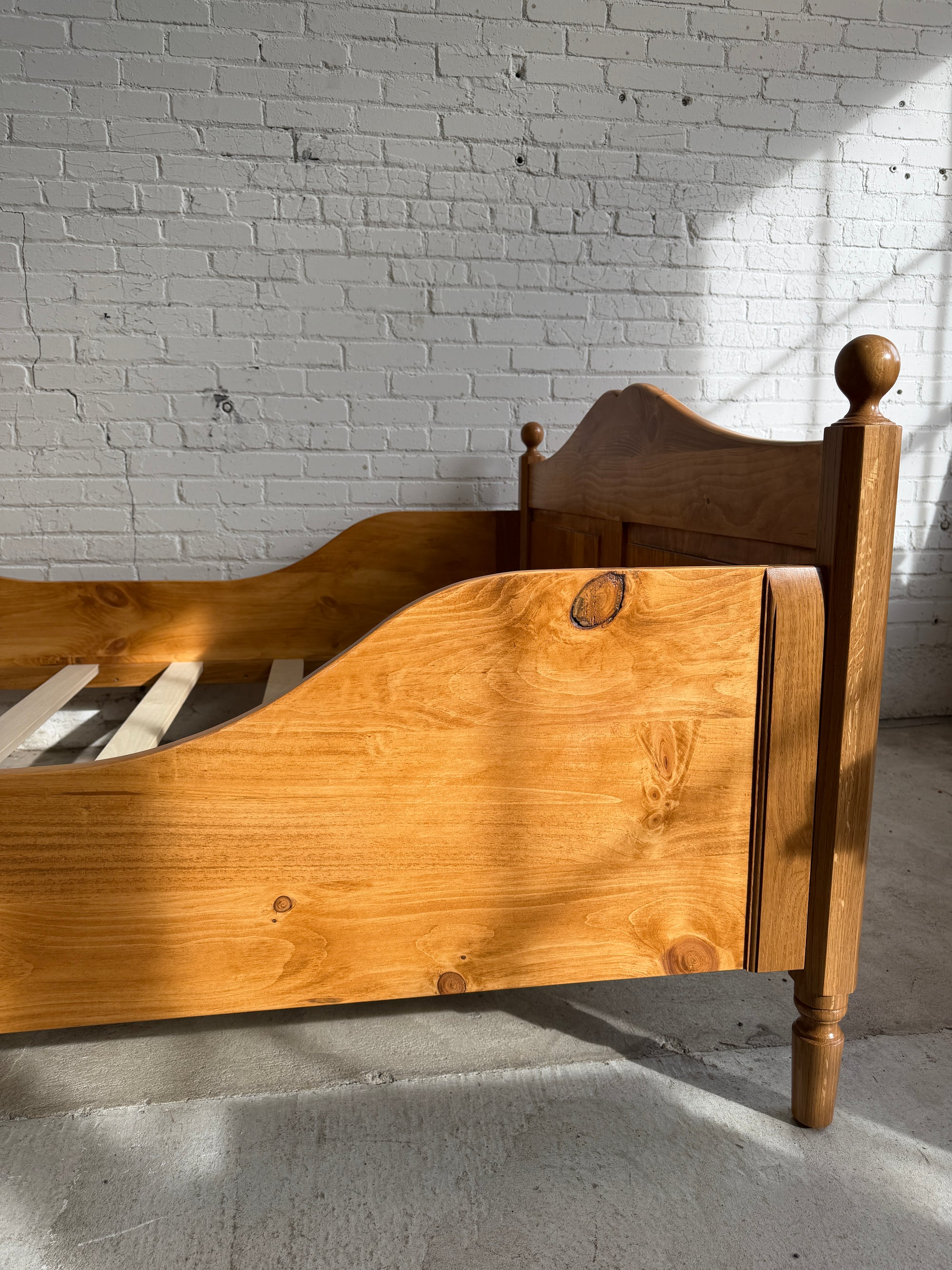 The Knosen Sleigh Bed: Full