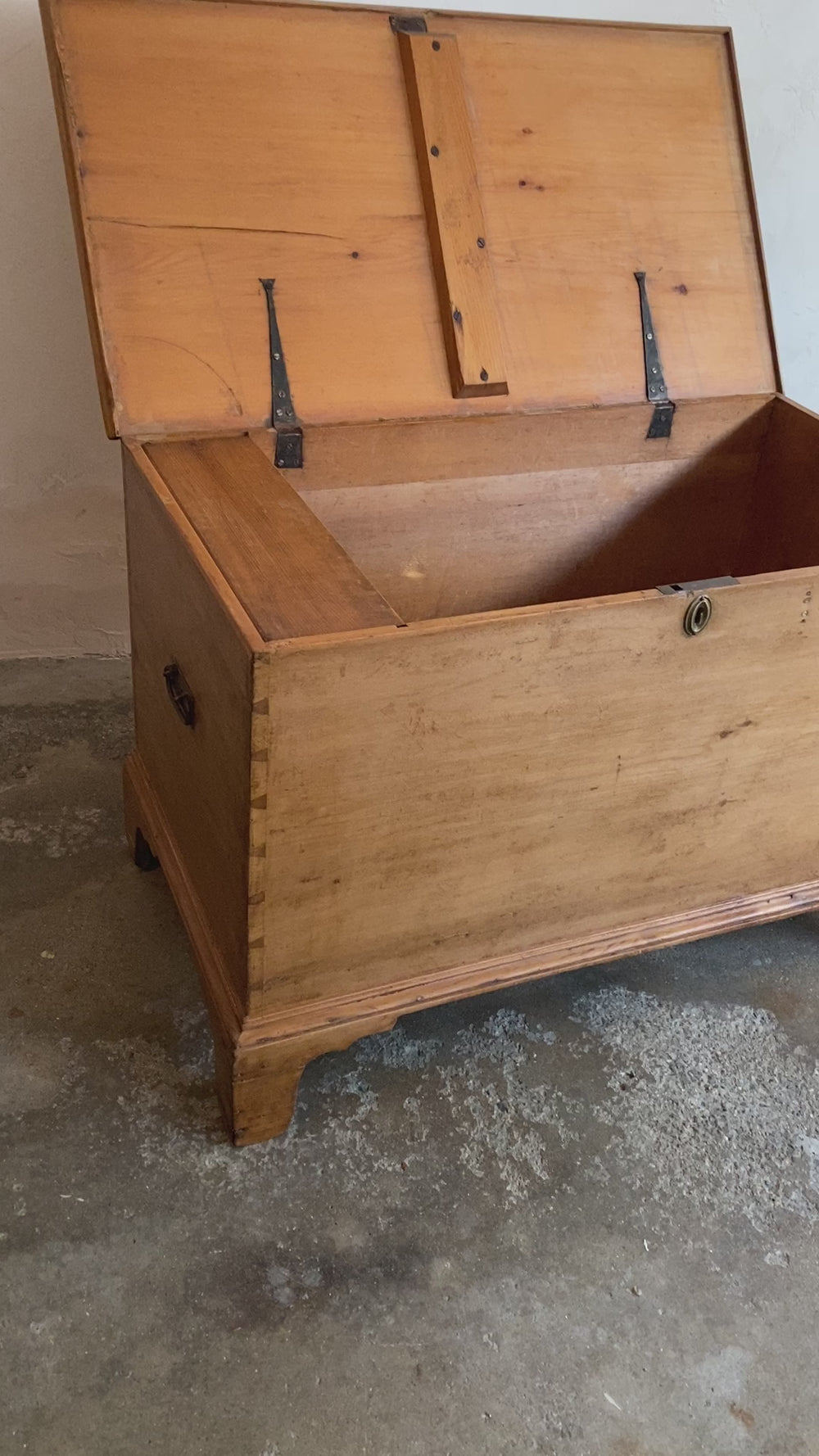 A Georgian Antique Pine Blanket Box on Bracket Feet c. 1860